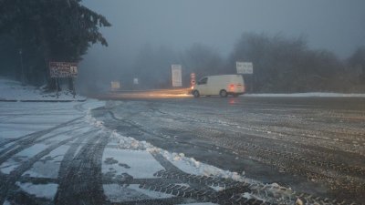 На проходите Шипка и Хаинбоаз вали сняг Пътната настилка е