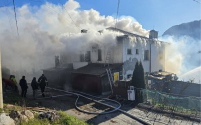 Къща гори в квартал Каптажа в Смолян На място са