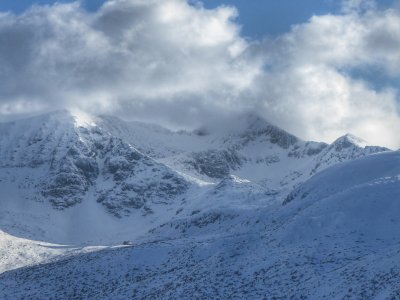 Мразовито утро на най високия връх на Балканския полуостров Мусала