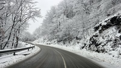 "Пътна полиция": Шофьорите да тръгват с автомобили, подготвени за зимни условия
