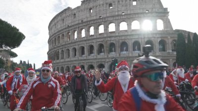 Дядо Коледа смени шейната с колело, мотор и гондола