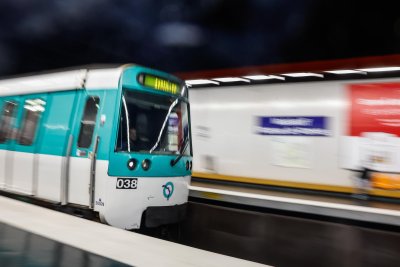 Три жени са били намушкани с нож в парижкото метро