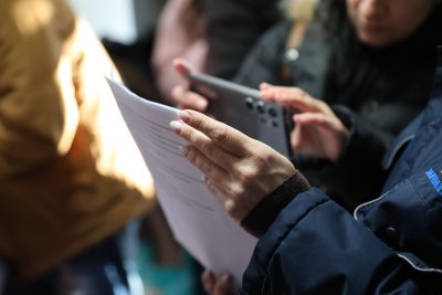 В последния ден от годината вместо сурвакари по магазините тръгнаха