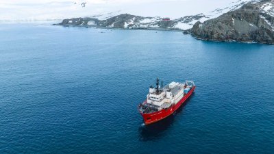 Българският научноизследователски кораб Св св Кирил и Методий достигна бреговете