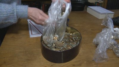 Шепа монети събирани с години в буркани и касички Дребни