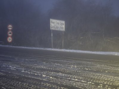 Ситен снеговалеж и гъста мъгла затрудняват движението на прохода "Шипка&rdquo;