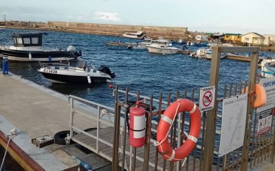 Туристическо корабче се е ударило в кейовата стена на пристанището