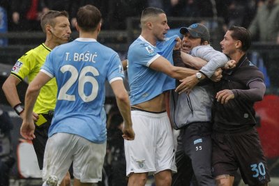 Наполи сломи Лацио в напрегнат мач с три червени картона
