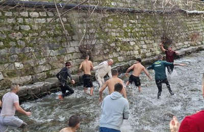 38 годишният Иван Омбашиев спаси богоявленския кръст от водите на