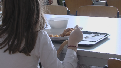 Проверки в столични училища заради увеличение на цените на купоните за детските столове