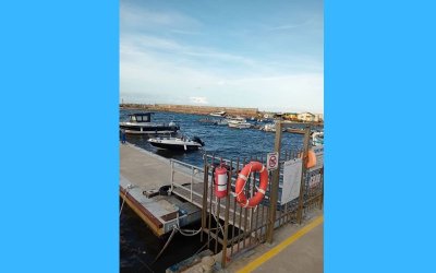 Туристическо корабче се е ударило в кейовата стена на пристанището