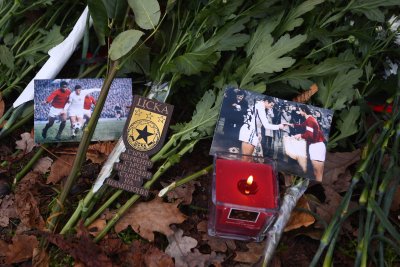 Стотици отдават почит на легендарния Димитър Пенев пред стадион "Българска армия" (ГАЛЕРИЯ)