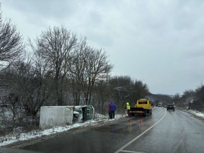 Камион се обърна в канавка на пътя Велико Търново Павликени
