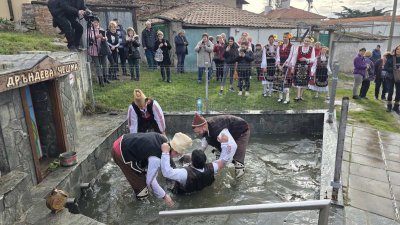 С традиционния обичай "Къпанак" отбелязаха Ивановден в карловския квартал "Сушица"