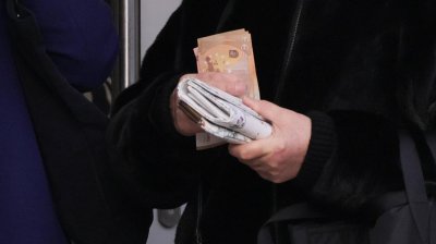 Изплащат първите пенсии в евро: Пред пощенските клонове се извиха опашки