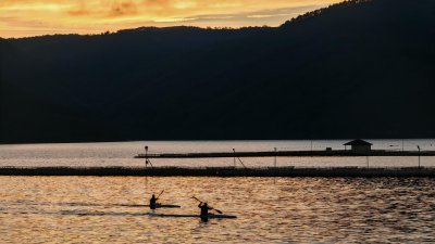 Спасиха двама работници, бедстващи на багер заради повишеното ниво на река Арда край Хасково