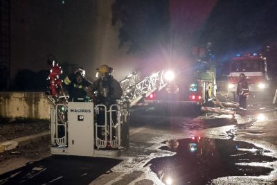 Овладяван е пожарът в склада за соларни панели материали за