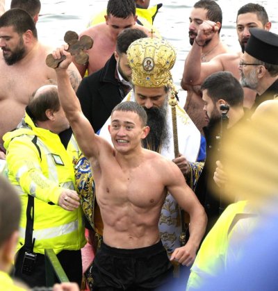 18-годишно момче извади богоявленския кръст от езерото в кв. &bdquo;Дружба&ldquo; в София