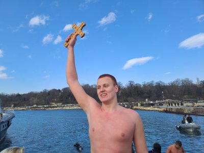 17-годишен ватерполист спаси кръста във Варна (СНИМКИ)