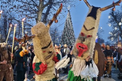 Кукери шестваха в Долна Митрополия на Ивановден за да прогонят