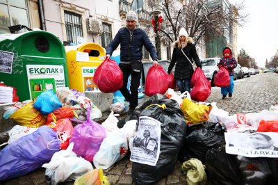 "Сякаш е гето, не са изхвърляли боклука повече от месец": Недоволството заради проблема със сметосъбирането в София расте