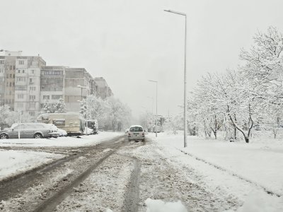 Студ скова страната а снеговалежите създадоха познат проблем прекъснати далекопроводи