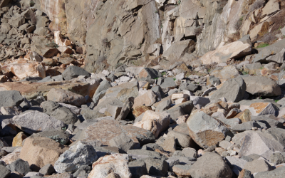 Паднала скална маса затвори пътя от Девин към Смолян в