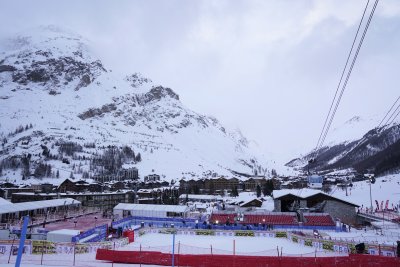 Трима скиори любители загинаха в лавини в Източна Франция днес