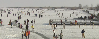 Езеро се превърна в ледена пързалка в Австрия