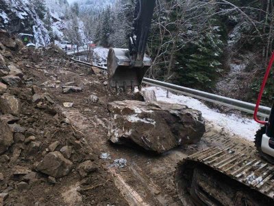 Затруднено е движението по пътя Смолян-Девин, заради голямо свлачище (СНИМКИ)