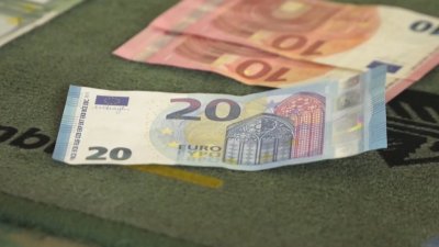 "Жал ни е да го харчим": Няма достатъчно евро в малките населени места