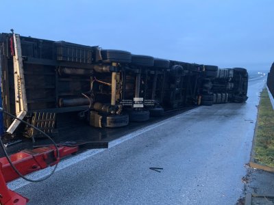 Тир се обърна на магистрала "Марица", движението е спряно