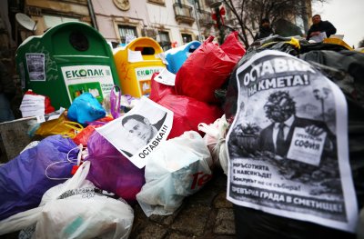Кризата с боклука в София: Протестиращи изхвърлиха боклука си до Столична община