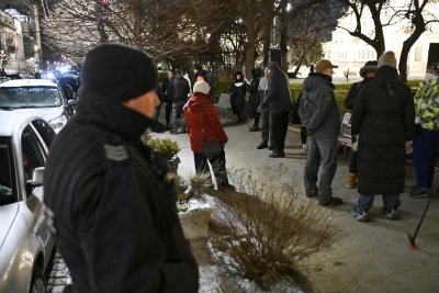 Тази вечер граждани протестираха пред общината заради кризата с боклука