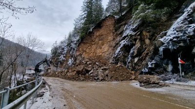 Свлачище блокира пътя Смолян &ndash; Девин за близо 16 часа, движението е възстановено