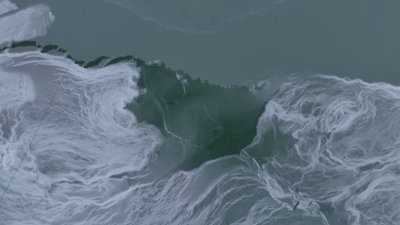 Картини от лед: Унгарското езеро Балатон замръзна (СНИМКИ)