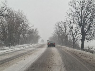 Усложнена остава пътната обстановка, от АПИ - шофьорите да тръгват подготвени за зимата