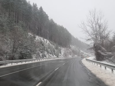 Зимни условия по пътищата: експерти съветват шофьорите да бъдат внимателни заради "черен лед"