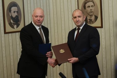 НА ЖИВО: Президентът Румен Радев връчва на ГЕРБ-СДС мандат за съставяне на правителство