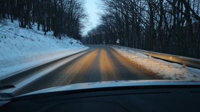 "Черен лед" по пътищата: Как да реагираме зад волана в такава ситуация?