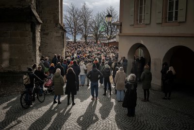 Швейцарски прокурори разпитаха двамата собственици на опожарения бар в Кран Монтана