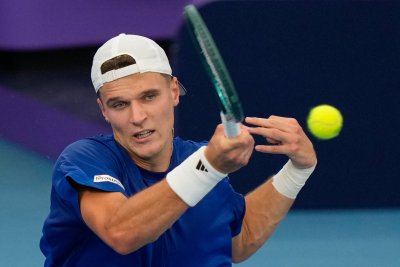 Якуб Меншик и Себастиан Баес се срещат на финала в Окланд