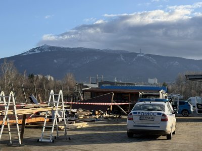 Мъж загина след срутване на хале в София, други двама са ранени