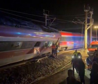 Най малко 21 души загинаха при тежка железопътна катастрофа в