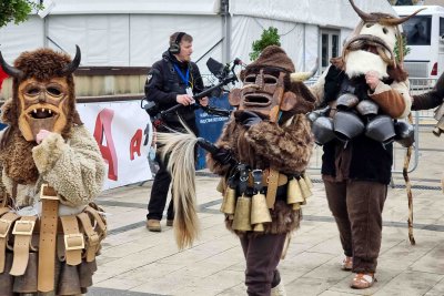 Започнаха фестивалните дефилета част от 32 ото издание на Сурва