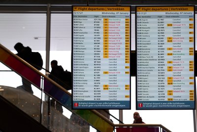 Кога снегът и минусовите температури водят до отмяна на полети?