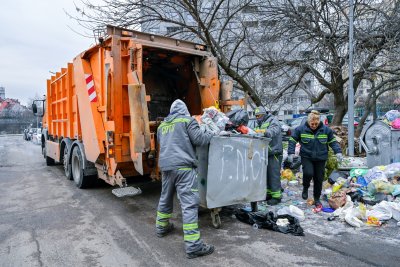 Столичната община продължава интензивната работа по сметопочистването в най засегнатите