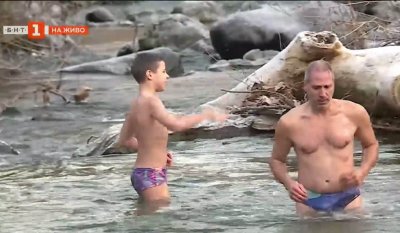 Деца от клуб по плуване се потопиха в ледените води на р. Първенецка