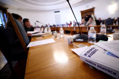 Правната комисия в парламента ще продължи да разглежда на второ