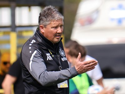 Любослав Пенев се завърна в България